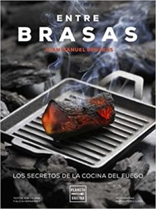Entre brasas - Los secretos de la cocina del fuego (Juan Manuel Benayas, Alicia Hernández, Eva Celada)
